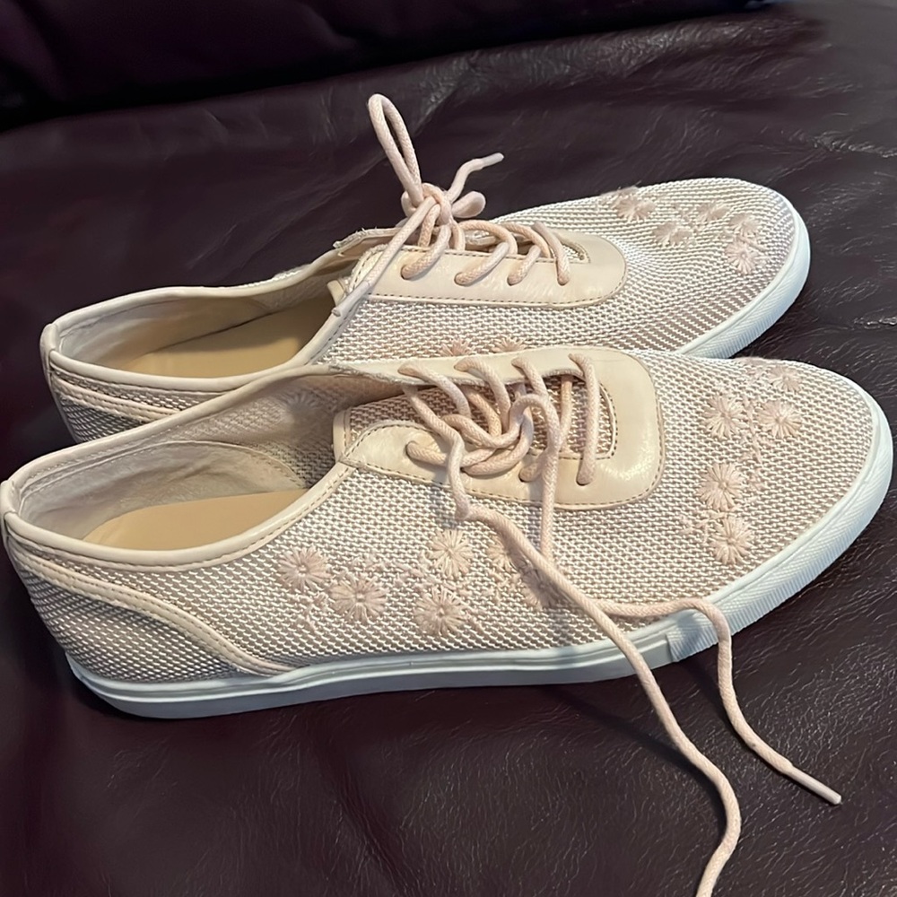 Gently used light beige women’s Antonio Melani casual shoes. US size 9!